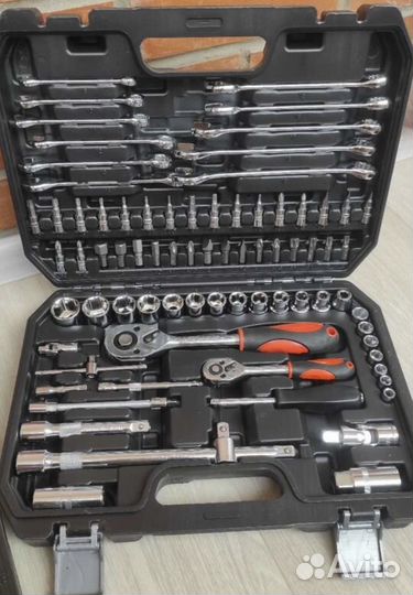 Набор инструментов 78 ключей и головок