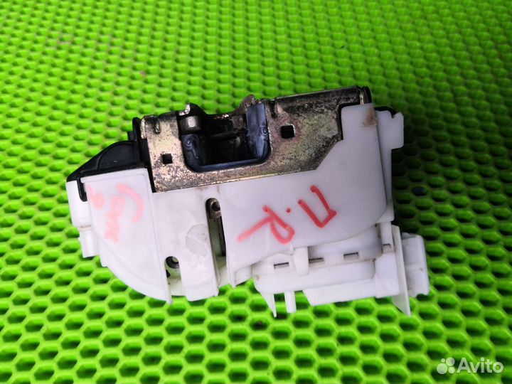 Замок двери передней правой Фольксваген Гольф 3