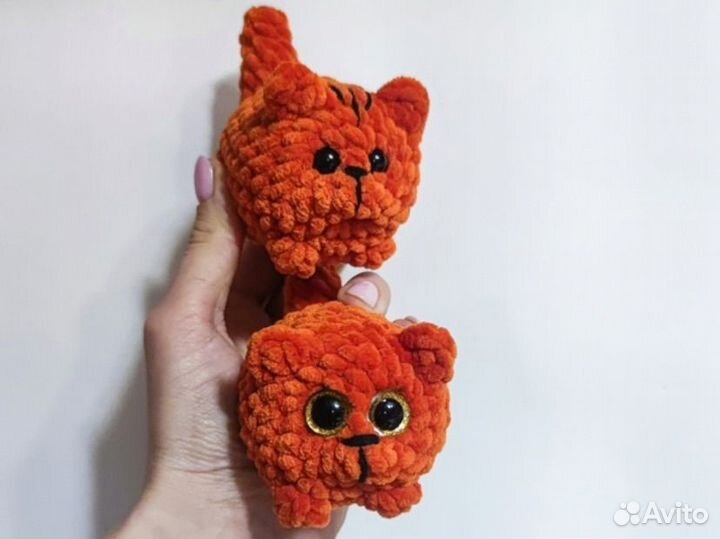Вязаная игрушка котик
