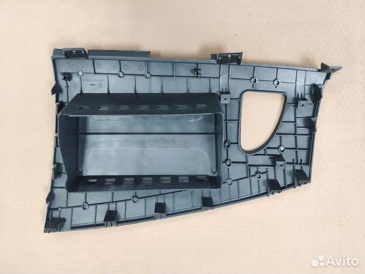 Накладка панели пассажира Nissan Tiida