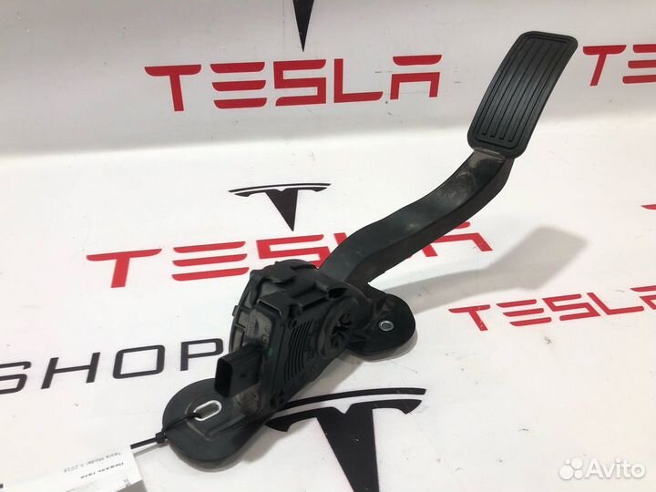 Педаль газа Tesla Model X 2016 1005307-00-A