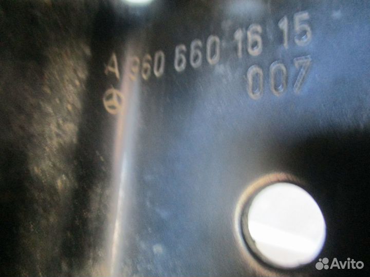 Кронштейн подножки Mercedes-Benz A9606601615