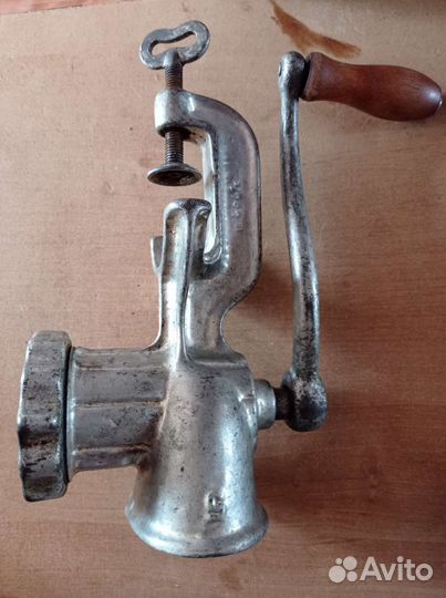 Чугунная ручная мясорубка СССР