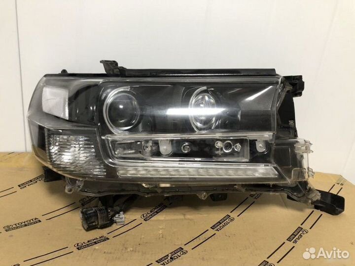 Фара правая Toyota Land Cruiser 200