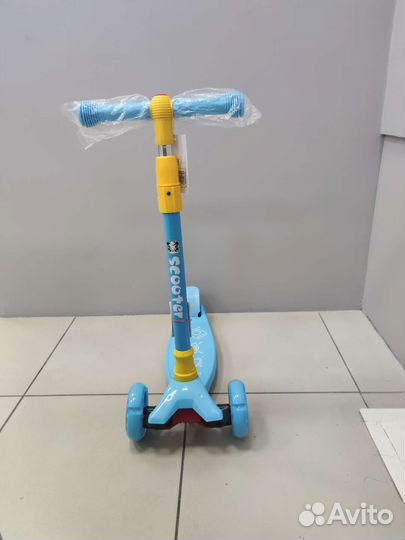 Самокат детский четырехколесный голубой 3750190