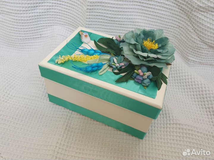 Подарочная коробка открыта, упаковка для подарков