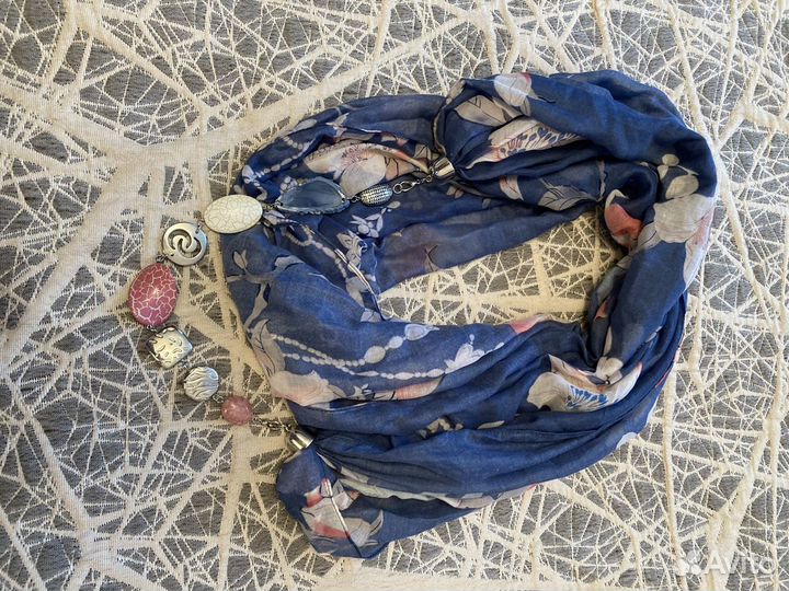 Шарф - палантин с украшением