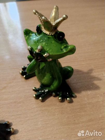 Статуэтка лягушек