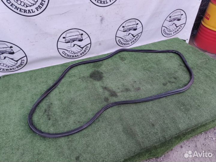 Уплотнительная резинка двери багажника Toyota Land