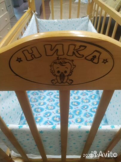 Детская кроватка с маятником и ящиком