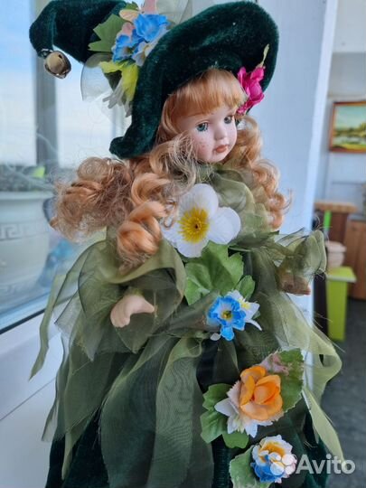 Кукла фарфоровая