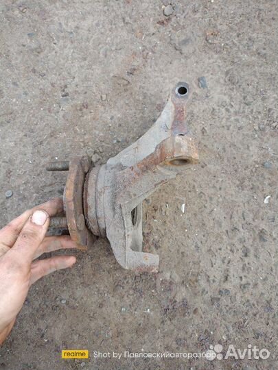 Поворотный кулак цапфа передний левый Mitsubishi