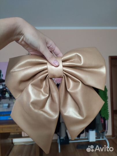 Золотистые банты из экокожи для интерьера