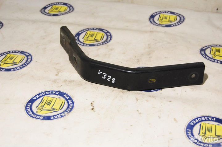 Кронштейн бокового спойлера кабины правый 8191568