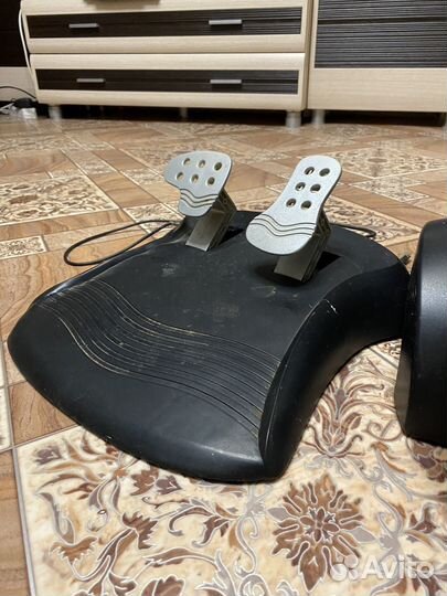 Игровой руль с педалями