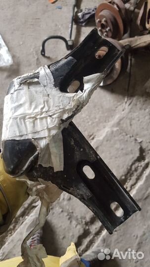 Кронштейн левый сдвижной двери Вито 639