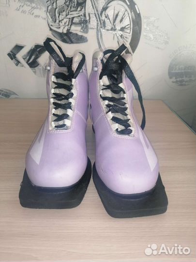 Коньки и лыжные ботинки