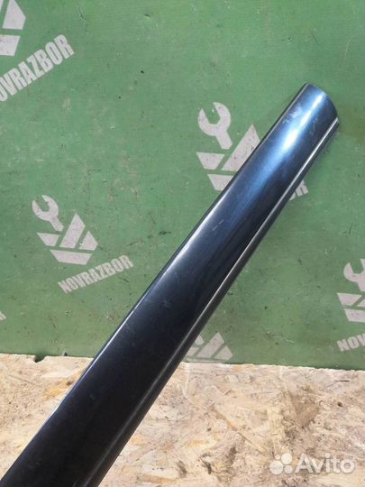 Молдинг передней правой двери Мерседес Бенз 210