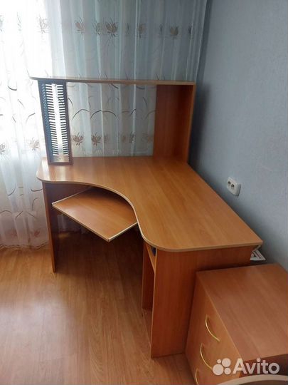 Продаю стол компьютерный