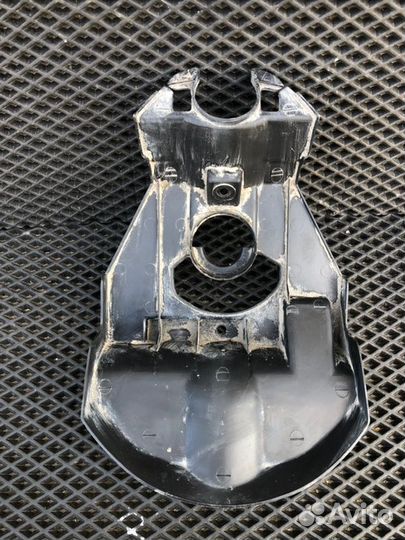 Кожух траверсы Suzuki Address V100 E111