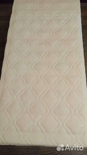 Детская кроватка с маятником