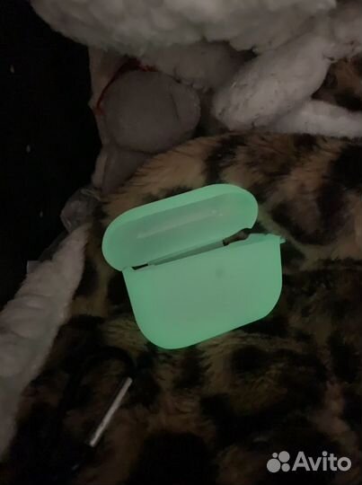 Чехол на AirPods Pro светится в темноте