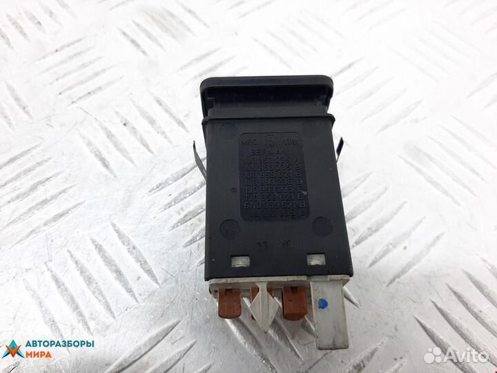 Кнопка аварийной сигнализации Volkswagen Golf 3