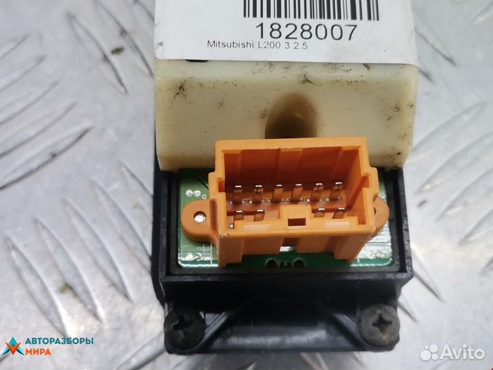 Блок управления стеклоподъемниками Mitsubishi L200