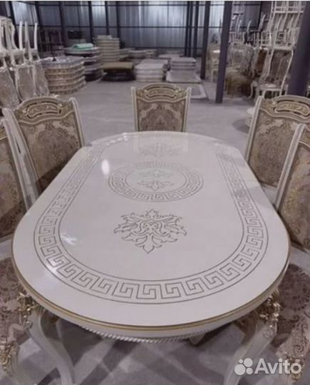 Обеденный стол со стульями