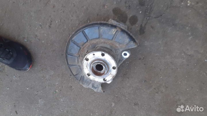 Кулак.левый рено логан 2