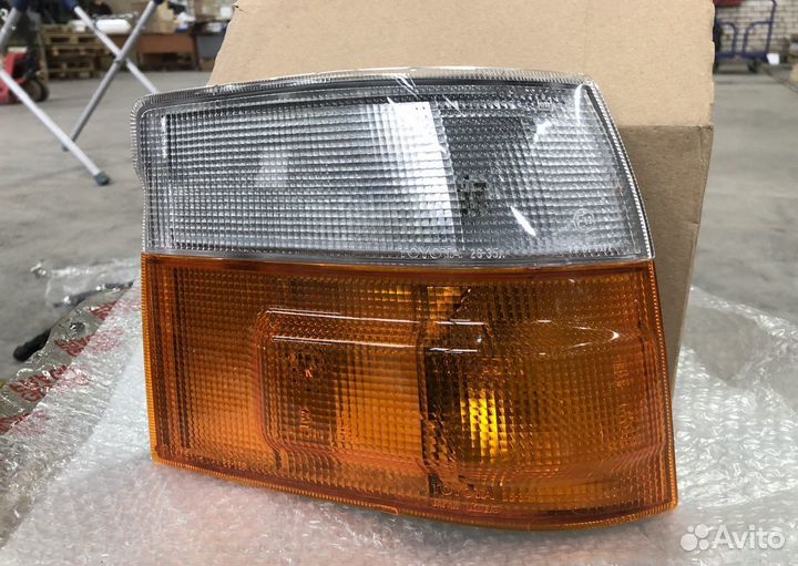 Фонарь указателя поворота RH Toyota Hiace H100
