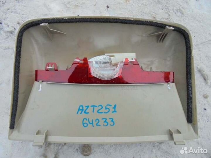 Стоп-сигнал в салоне Toyota Avensis AZT251 2AZ-FSE