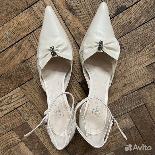 Кремовые праздничные туфли с бантом на каблуке