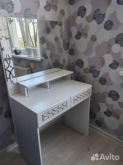 Туалетный столик с зеркалом