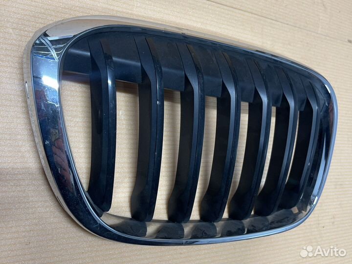Решетка радиатора правая BMW F48