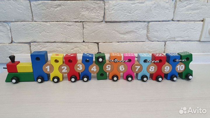 Деревянный поезд с цифрами