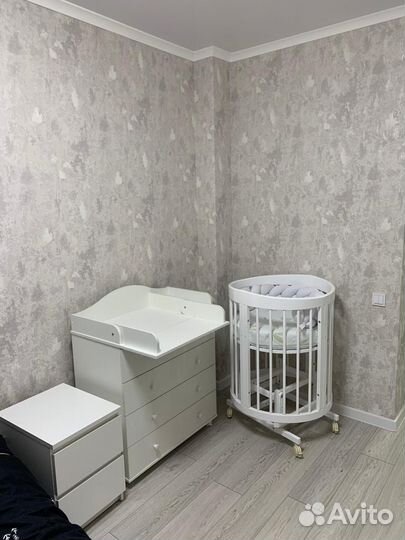 Детская кроватка с маятником