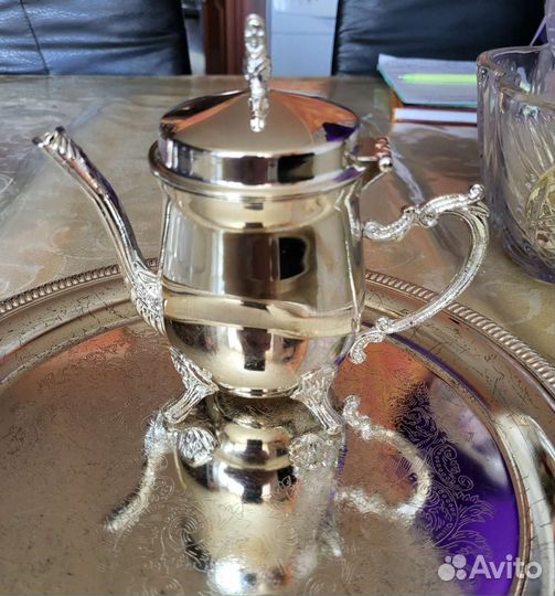 Поднос с чайником и стаканчиками