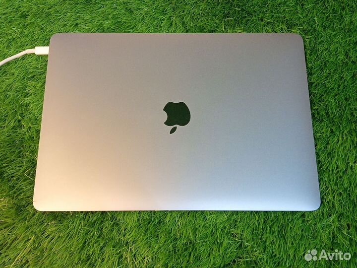 Macbook air 13 2020 i3 8/256 gb