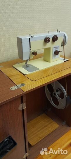 Швейная машинка Чайка 143 с ножным приводом