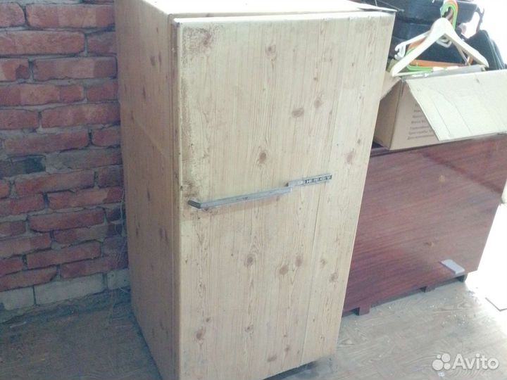 Холодильник бу Наст