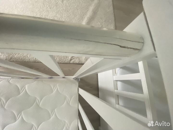 Детская кроватка с маятником