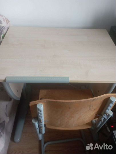 Детский письменный стол и стул