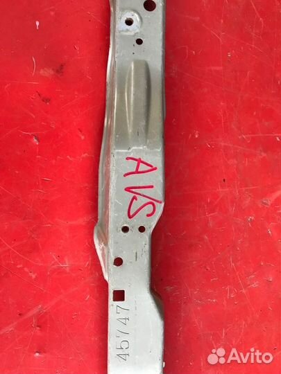 Планка радиатора Toyota Avensis