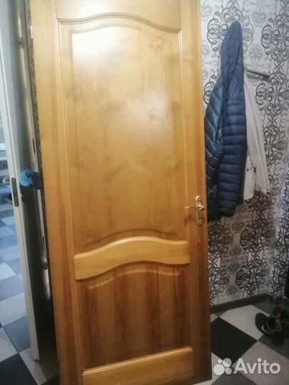 Дверь дерево с ручкой, петлями, коробкой