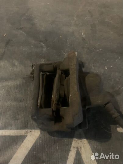 Суппорт передний правый Renault Logan 1 1.4 2010