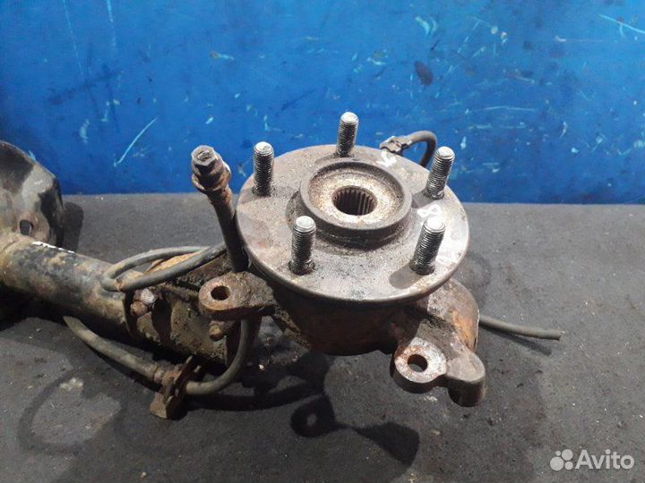 Поворотный кулак передний правый Mitsubishi Pajero