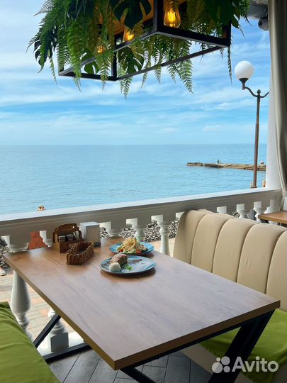 Помощник официанта раннер