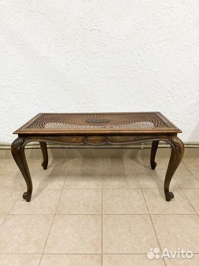 Резной чайный столик с ротангом