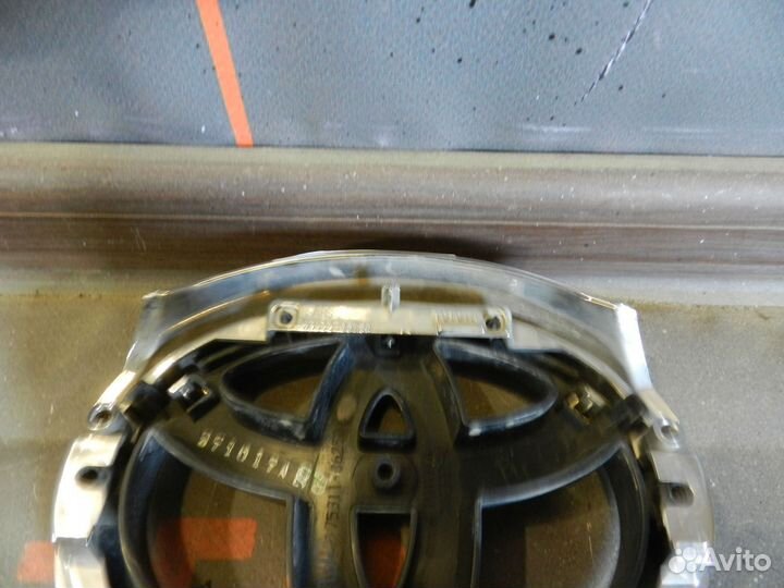 Эмблема решетки радиатора - Toyota Camry XV50